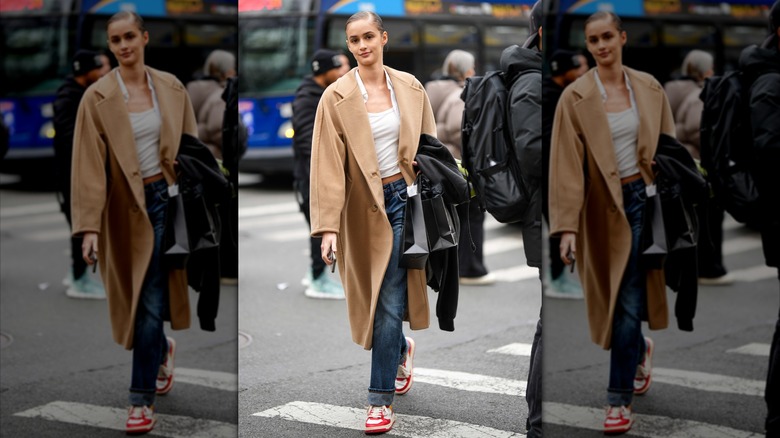 Femme portant un manteau beige
