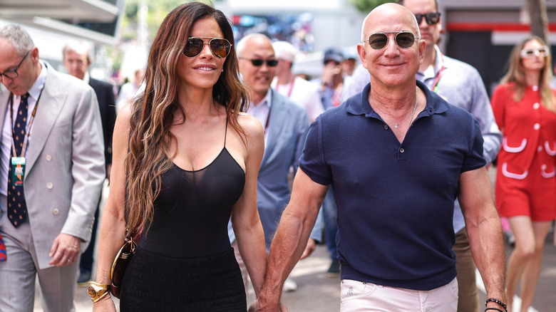 Lauren Sánchez portant une petite robe noire avec son mari Jeff Bezos