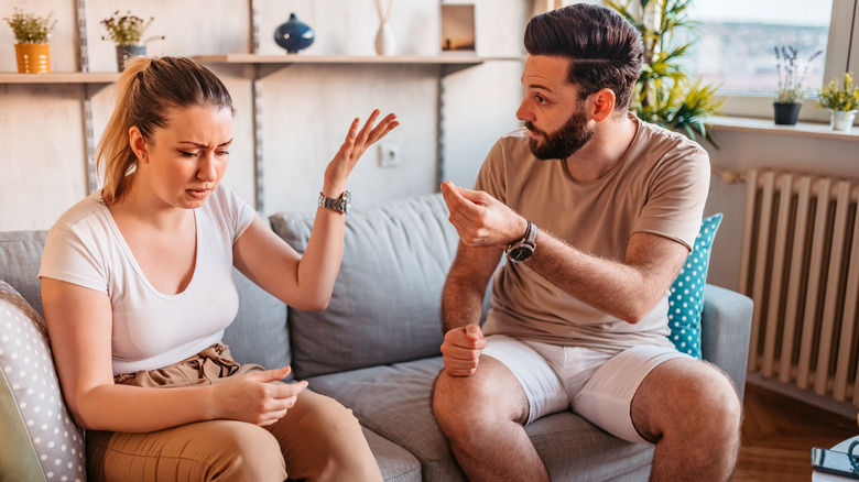 Un couple ayant un désaccord avec la femme invalidant les préoccupations de l'homme