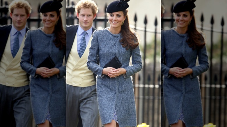 Kate Middleton sourit alors qu'elle arrive lors d'un mariage, avec le prince Harry derrière