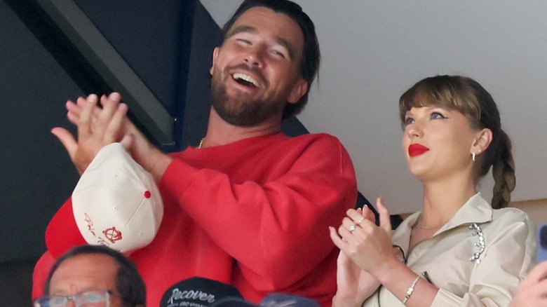 Travis Kelce et Taylor Swift applaudissent lors d'un match de baseball