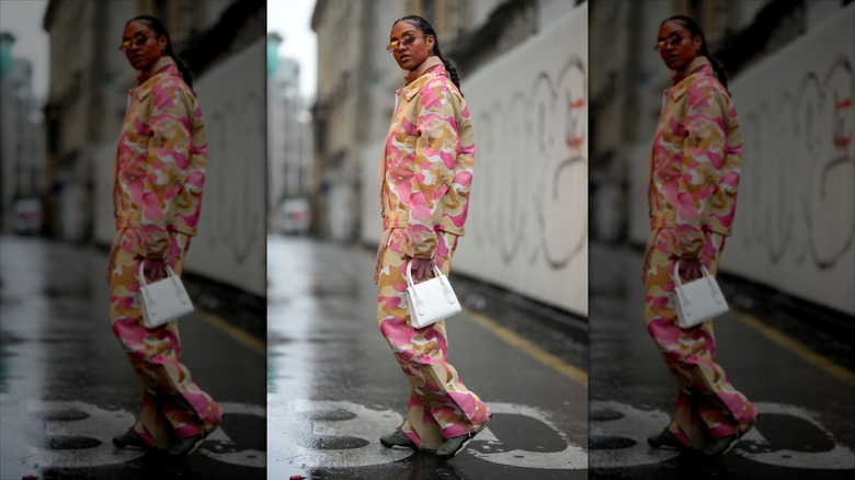 Kristi Noem portant des leggings de combat lors d'une visite au Chili