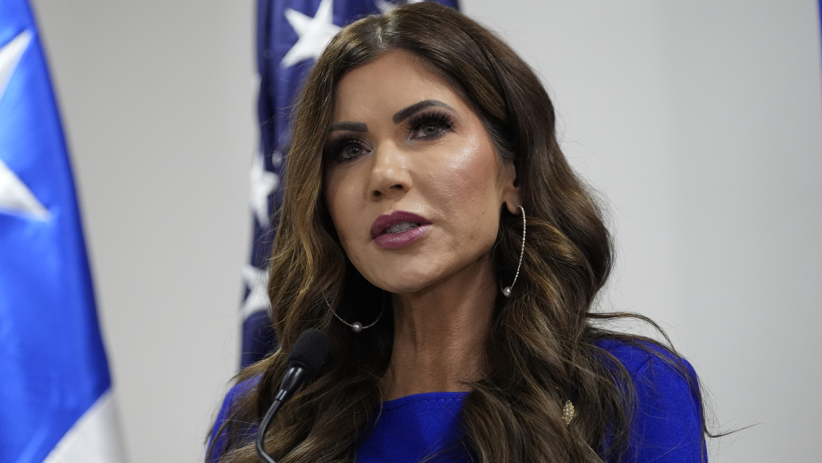 La prise obsolète de Kristi Noem sur la tendance camo 2025 est une portée vide pour les points de style