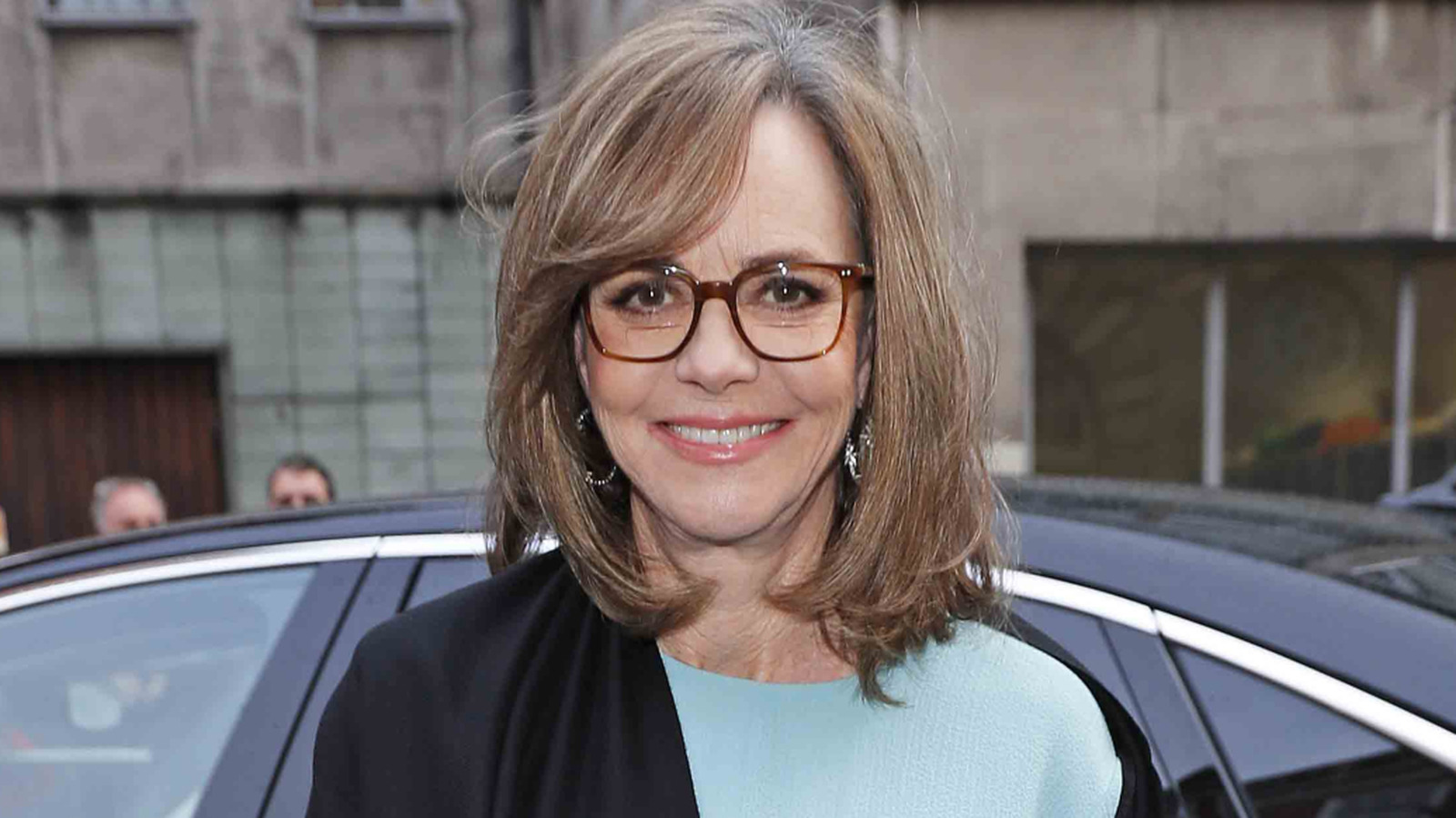 Sally Field rend la transition vers les cheveux gris superbes et sans effort
