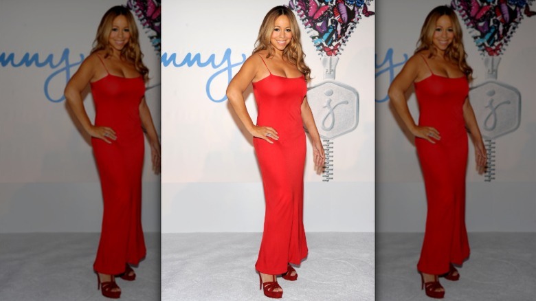 Mariah Carey posant dans une robe rouge en 2011