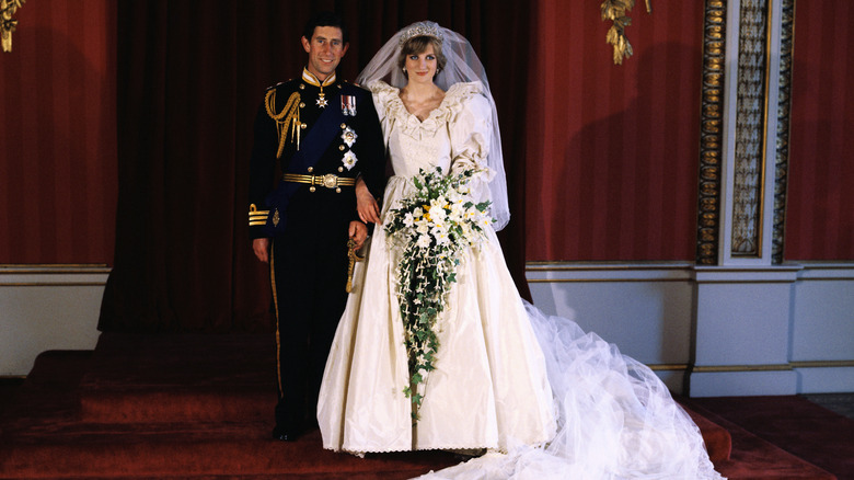 La princesse Diana et le prince Charles posant sur leur mariage pour leur portrait officiel