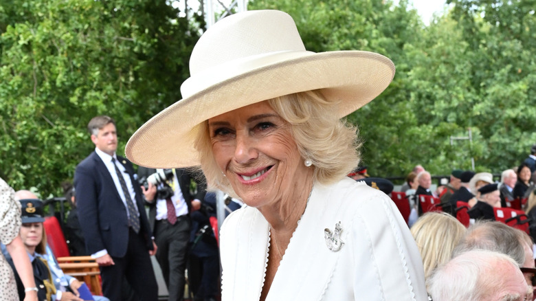 La reine Camilla a photographié avec une tenue blanche au service du souvenir
