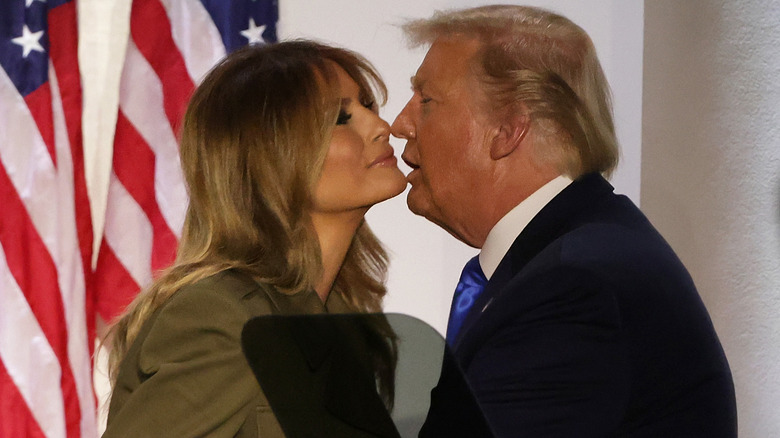 Donald et Melania Trump partageant un baiser
