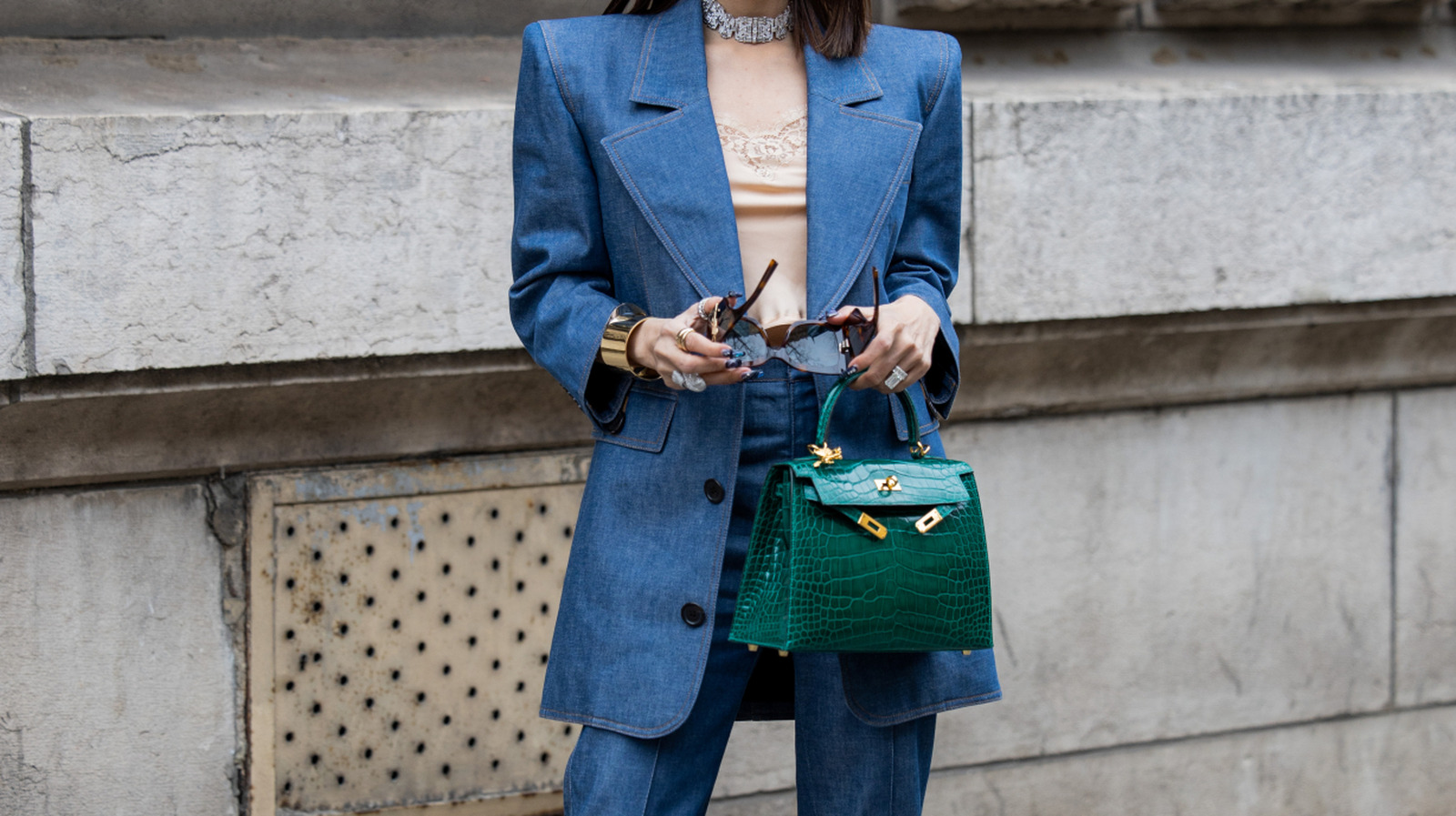 La tendance du denim d'automne 2025 qui amène des jeans classiques à un nouveau niveau