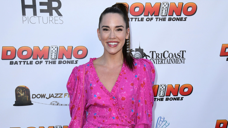 Christa B. Allen sourit en posant pour une photo