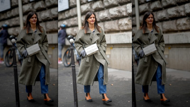 Une femme marchant avec un jean droit et des bottes de Chelsea orange