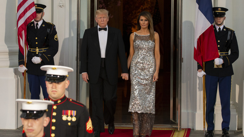 Donald et Melania Trump se tenant la main