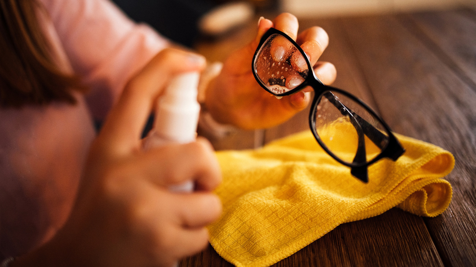 La meilleure façon de nettoyer vos lunettes (et d’arrêter définitivement les verres embués)