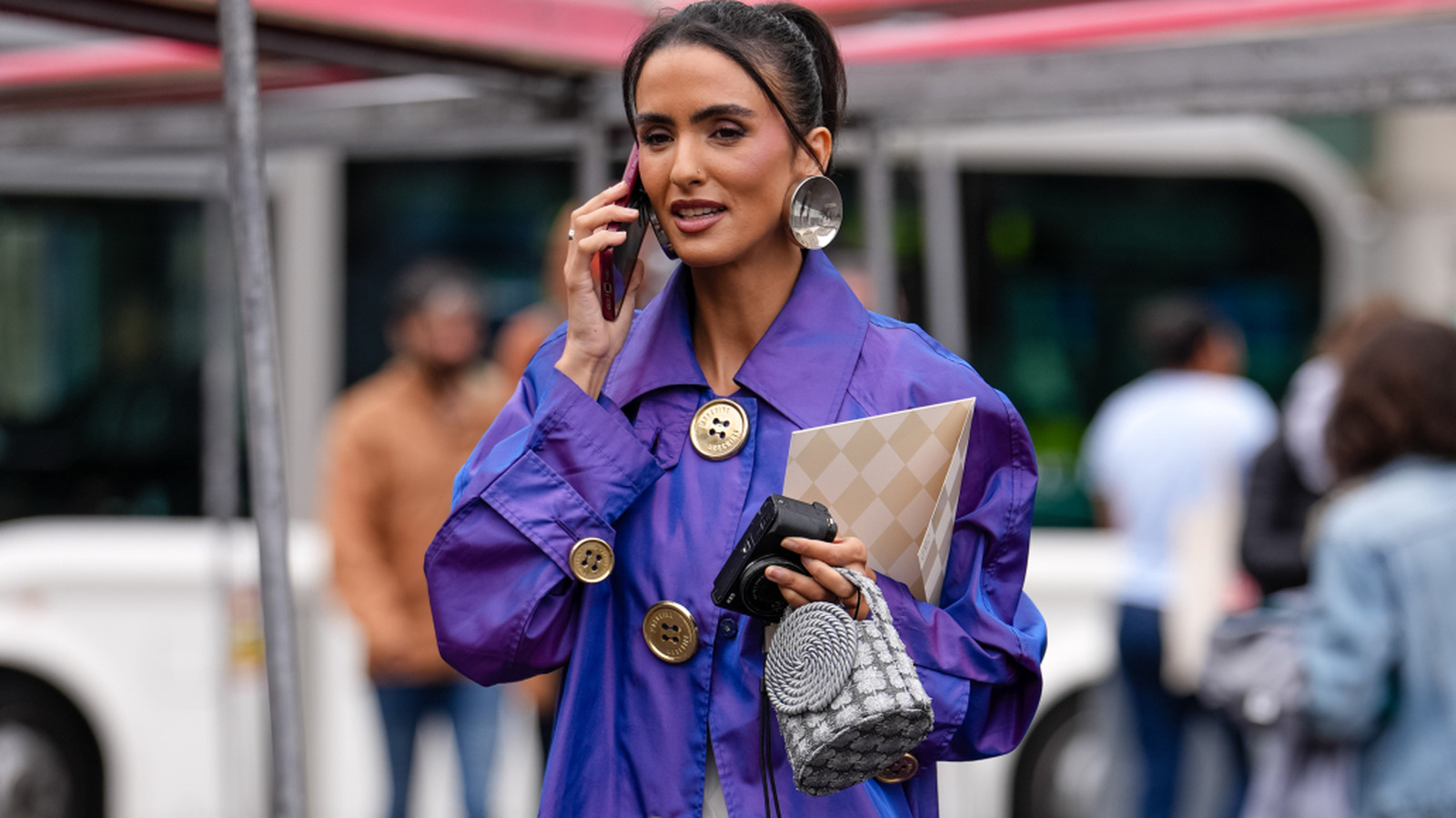 Cette couleur riche remplace le bordeaux dans nos tenues d’automne 2025