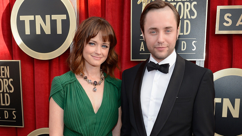 Alexis Bledel foule le tapis rouge en robe verte avec son ex-mari, Vincent Kartheiser