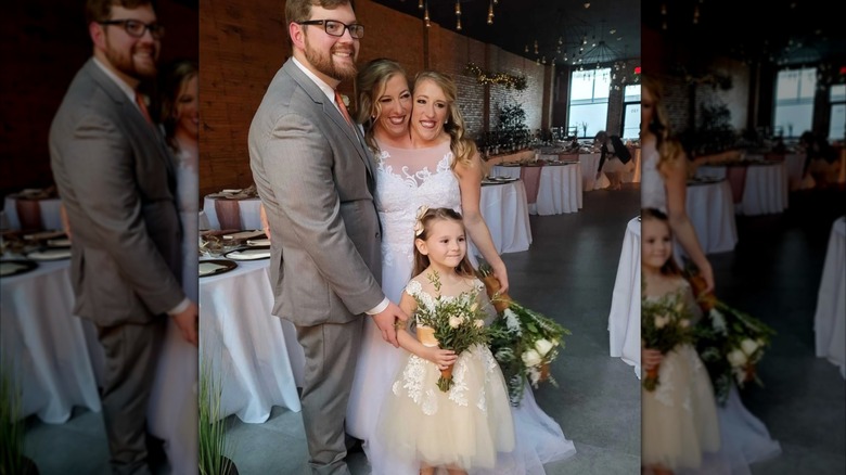 Josh Bowling se tient à côté d'Abby et Brittany Hensel le jour de leur mariage et pose pour une photo avec sa fille Isabella
