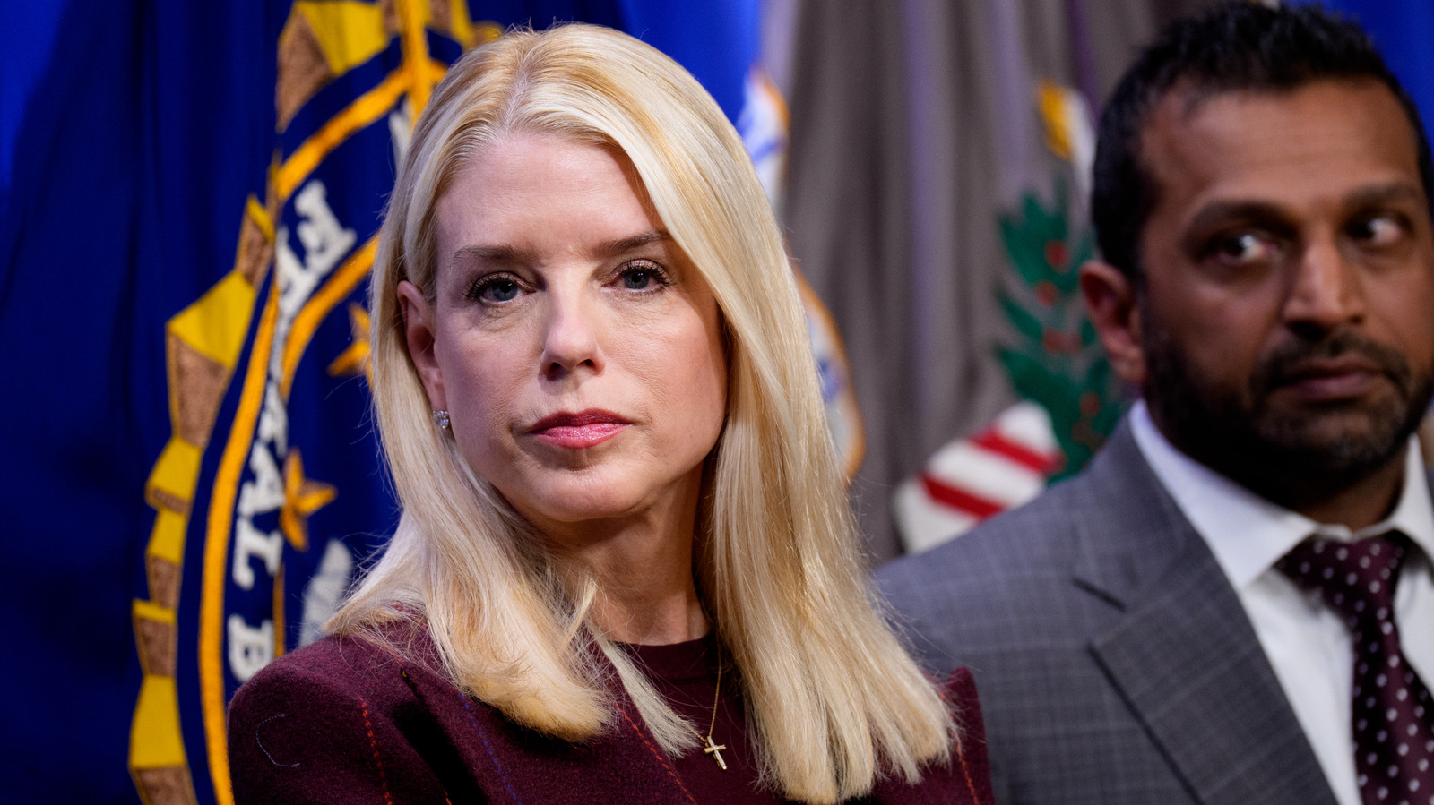 7 fois où Pam Bondi a montré ses jambes tueuses