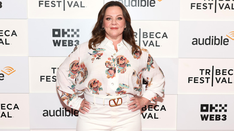 Melissa McCarthy pose pour des photos avec ses mains sur ses hanches