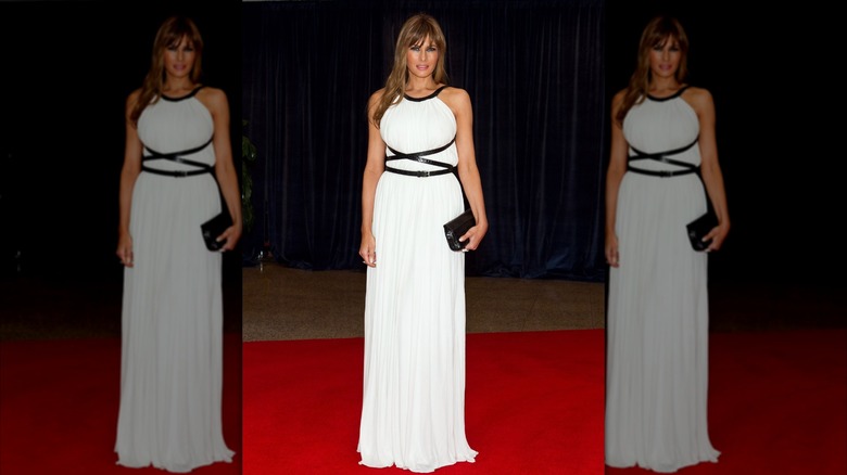 Melania Trump porte une robe blanche en posant pour des photos