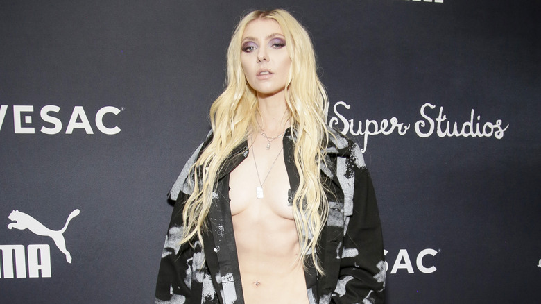 Taylor Momsen porte une veste noire