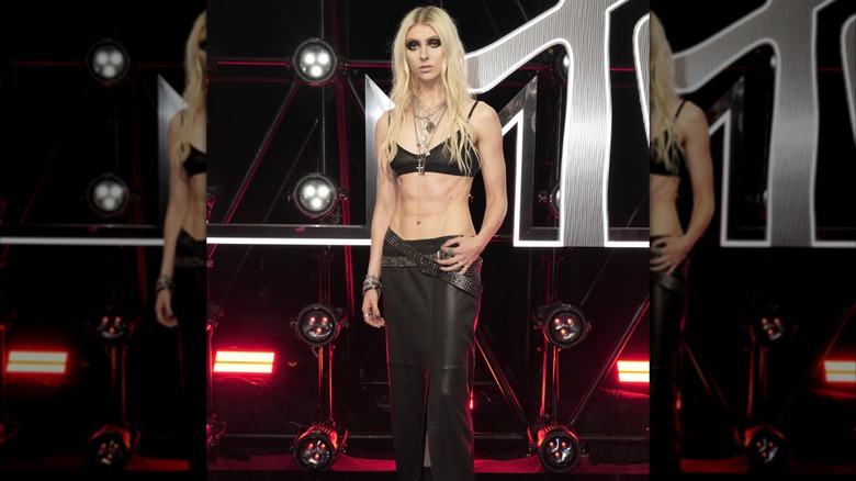 Taylor Momsen dans une bralette noire