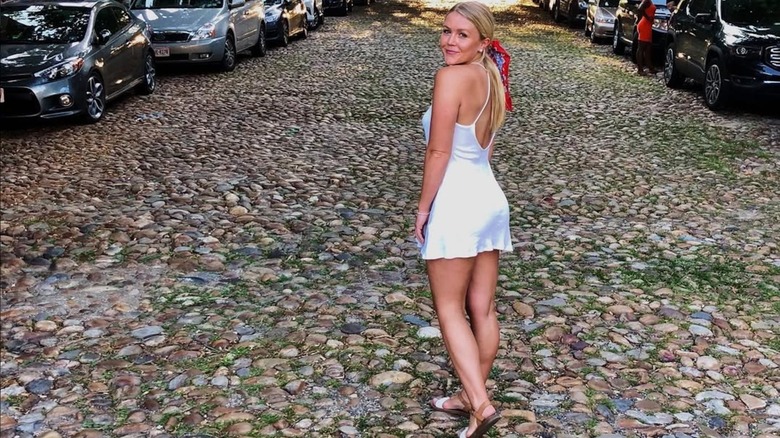 Karoline Leavitt posant dans une mini-robe blanche