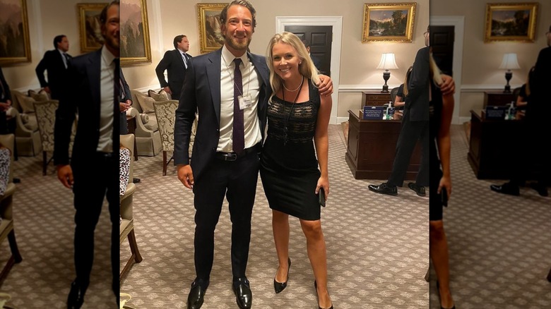 Karoline Leavitt posant avec Dave Portnoy