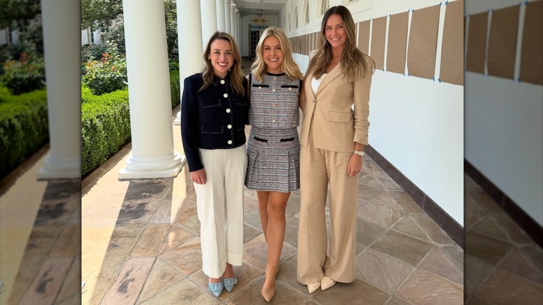 Karoline Leavitt posant avec Meghan Bauer et Margo Martin