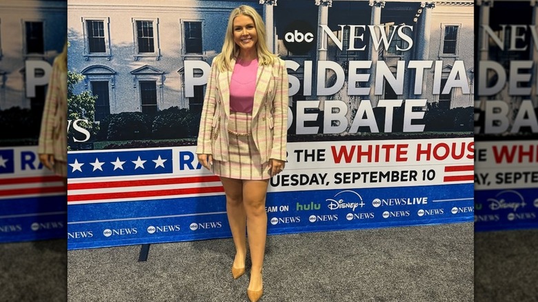 Karoline Leavitt posant dans un tailleur-jupe à carreaux