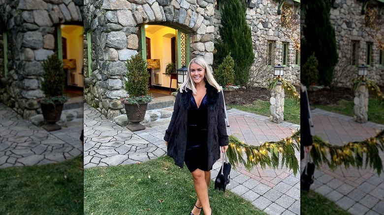 Karoline Leavitt posant dans une robe bleu marine et un manteau de fourrure