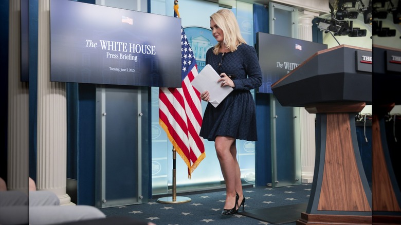 Karoline Leavitt s'éloigne d'un point de presse