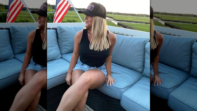 Karoline Leavitt porte un short en jean et un débardeur