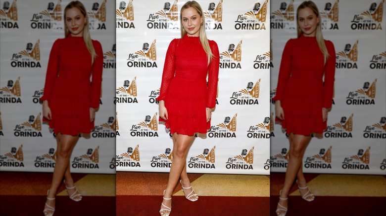 Natasha Bure en robe rouge en 2021