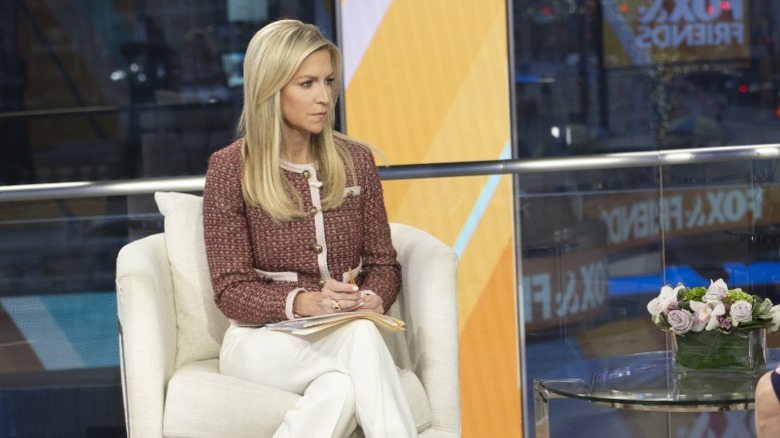 Ainsley Earhardt interviewe un invité sur Fox & Friends