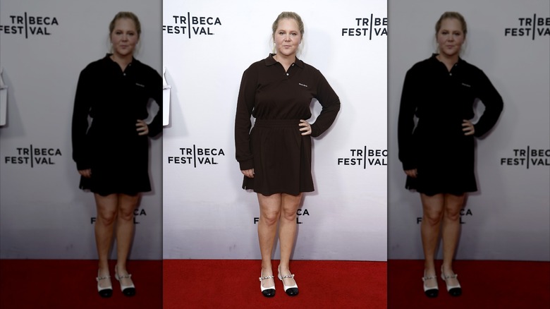 Amy Schumer en chemise et jupe noires