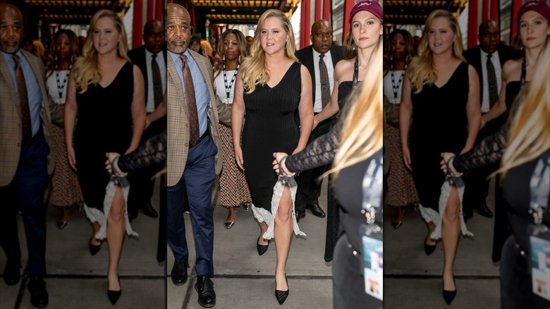 Amy Schumer porte une robe noire