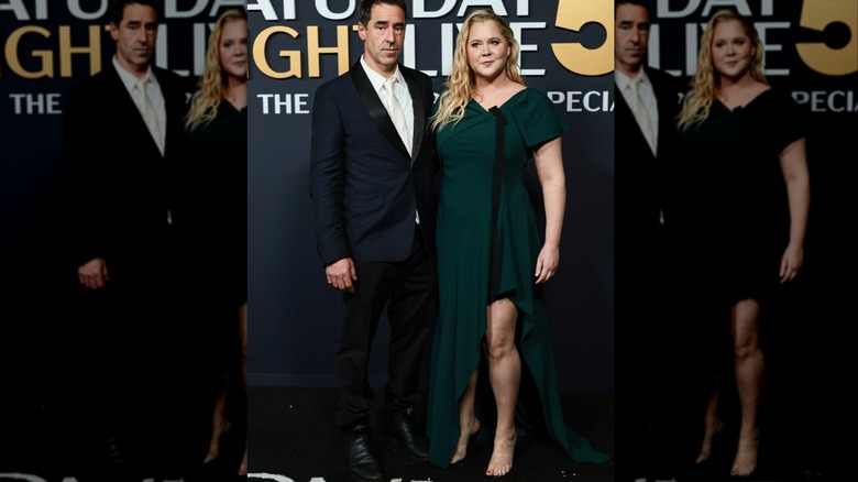 Amy Schumer et Chris Fischer à la spéciale SNL 50