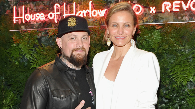 Benji Madden et Cameron Diaz posant pour une photo à House of Harlow 1960 x REVOLVE