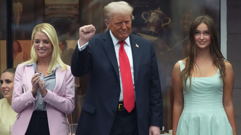 Pam Bondi porte une tenue peu flatteuse tout en applaudissant Donald Trump