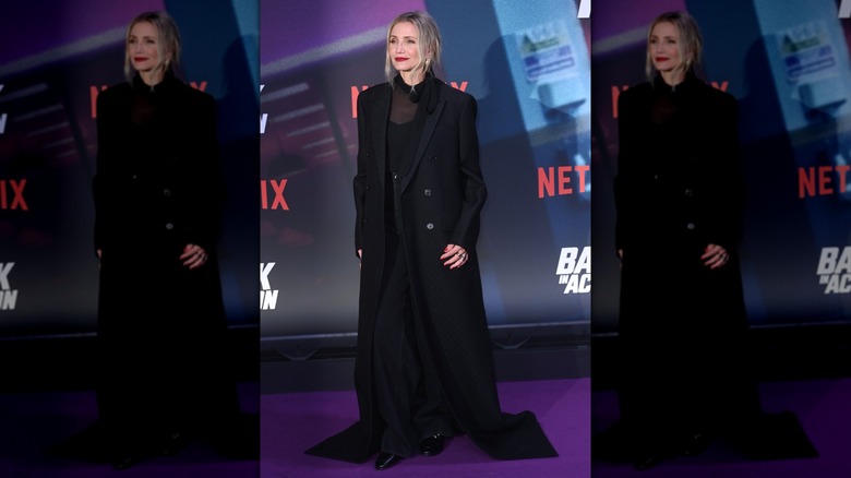 Cameron Diaz dans un look entièrement noir avec du rouge à lèvres rouge