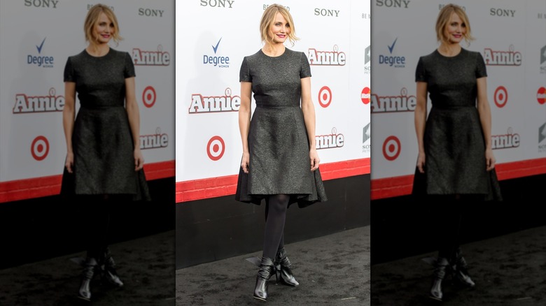 Cameron Diaz dans une robe d'hiver grise, des collants et des bottes brillantes