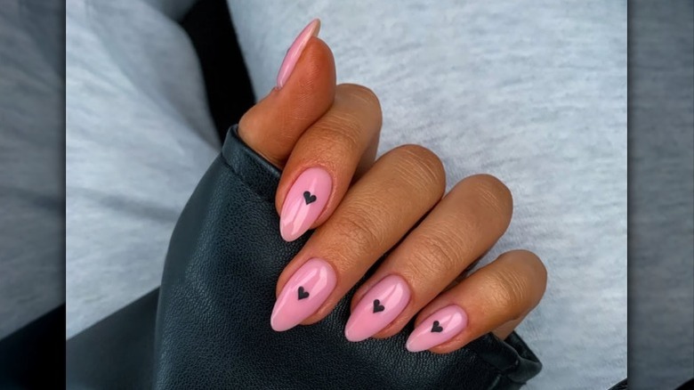 Nail art avec de petits coeurs noirs