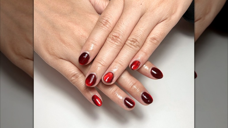 Ongles holographiques rouge vin
