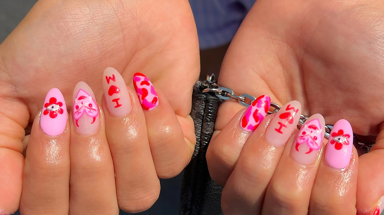 Nail art avec des coeurs, des points et des initiales