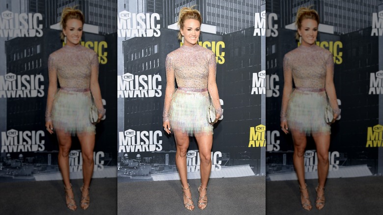 Carrie Underwood pose pour des photos sur le tapis rouge des CMT Music Awards