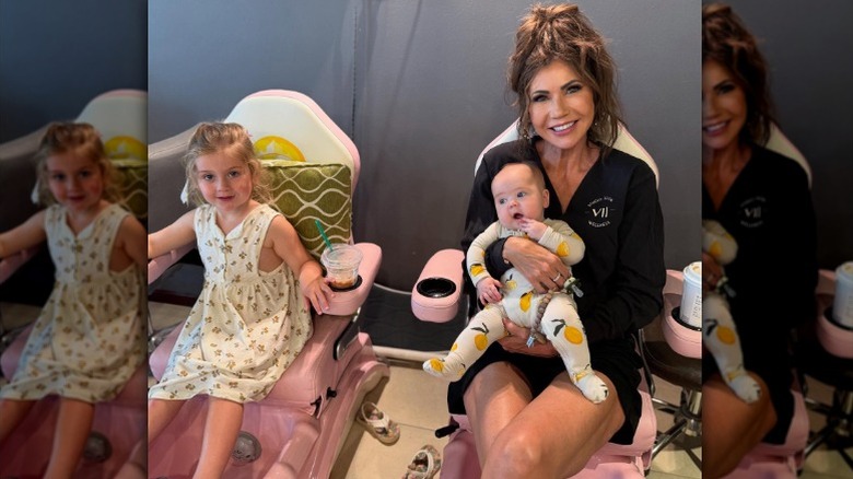 Kristi Noem pose avec deux de ses petits-enfants