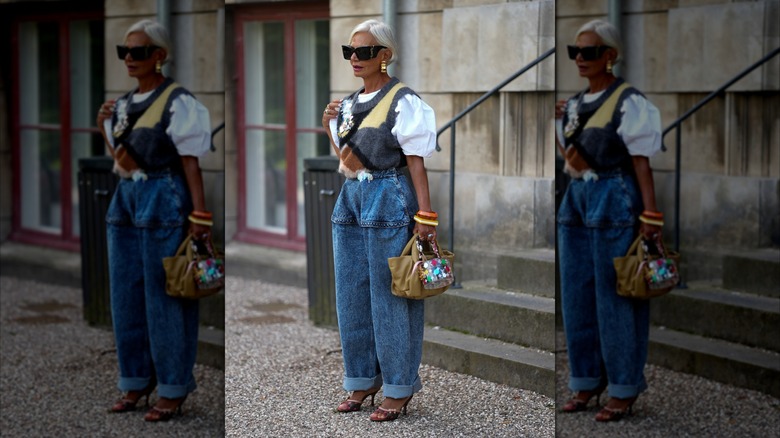 L'influenceuse mode Grace Gengham porte un jean à basque