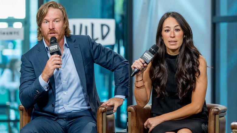 Chip et Joanna Gaines parlent dans des microphones