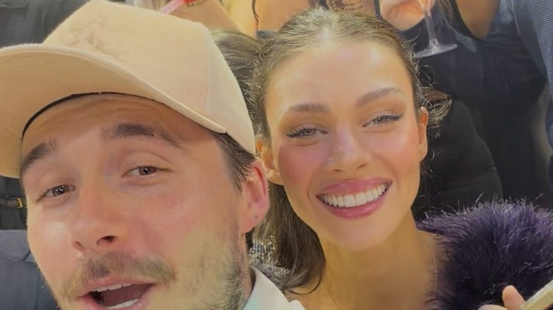 Brooklyn Beckham et Nicola Peltz souriants