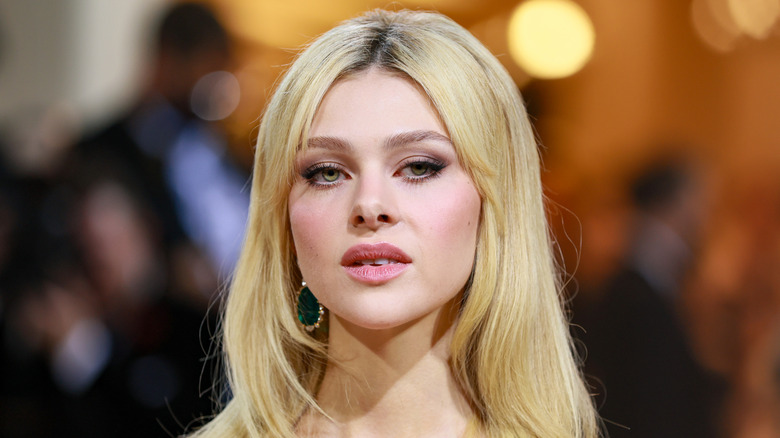 Nicola Peltz porte du rouge à lèvres rose